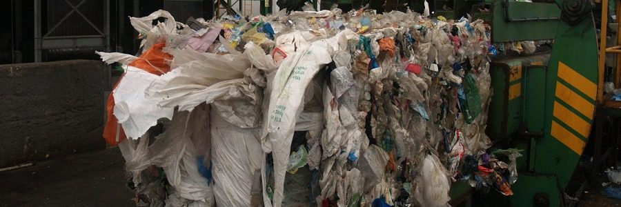 Crisis del reciclaje europeo de plásticos y textiles: la industria pide apoyo urgente a la UE